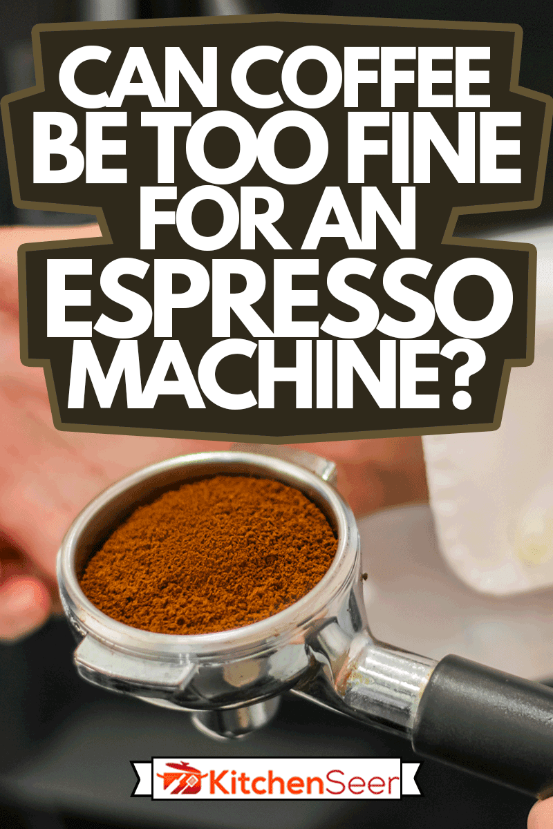 大师制作咖啡的咖啡师在食堂精细研磨混合芳香咖啡,咖啡豆在研磨机的进一步准备咖啡,咖啡可以太细的咖啡机?