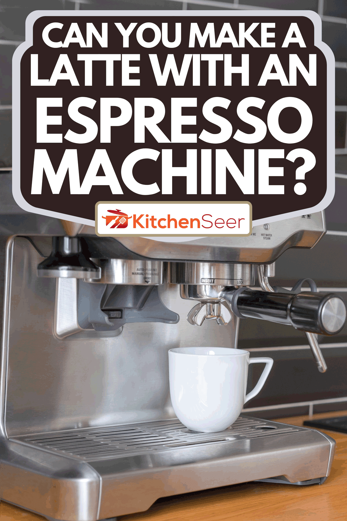 在煮咖啡的过程中，一个白色的杯子立在浓缩咖啡机里，你能用浓缩咖啡机做拿铁吗?