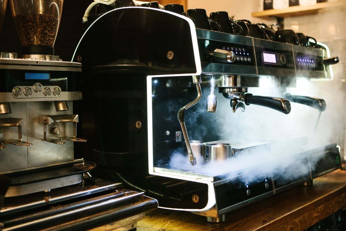 咖啡机过程中带有蒸汽。