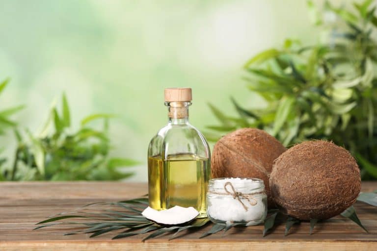 成分与天然有机椰子油在木桌上,你应该融化椰子油烤吗?