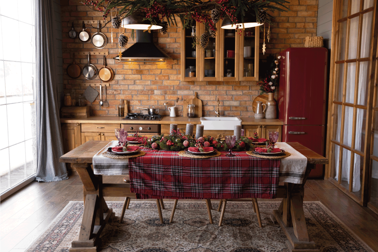 现代舒适的家庭厨房的节日室内设计，设有木制餐桌，可用于圣诞节日派对或晚餐bd手机下载