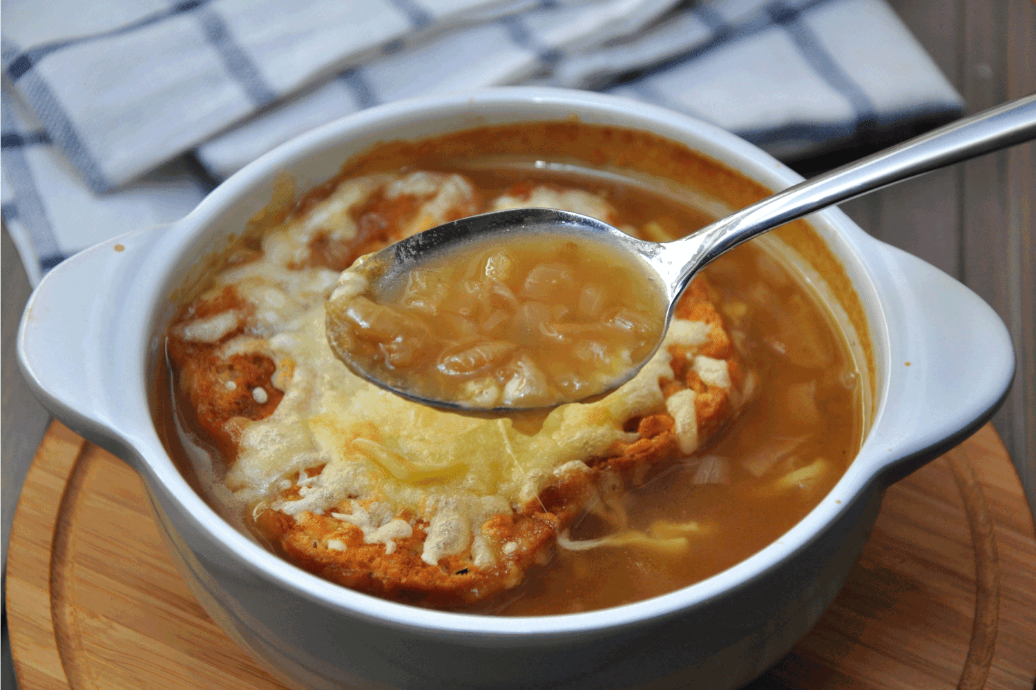 一碗法式洋葱汤，用勺子盛汤