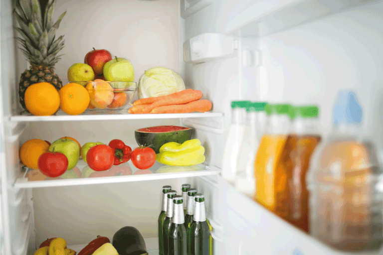 满冰箱的水果和蔬菜。丹比冰箱没有得到Cold-What可能是错的