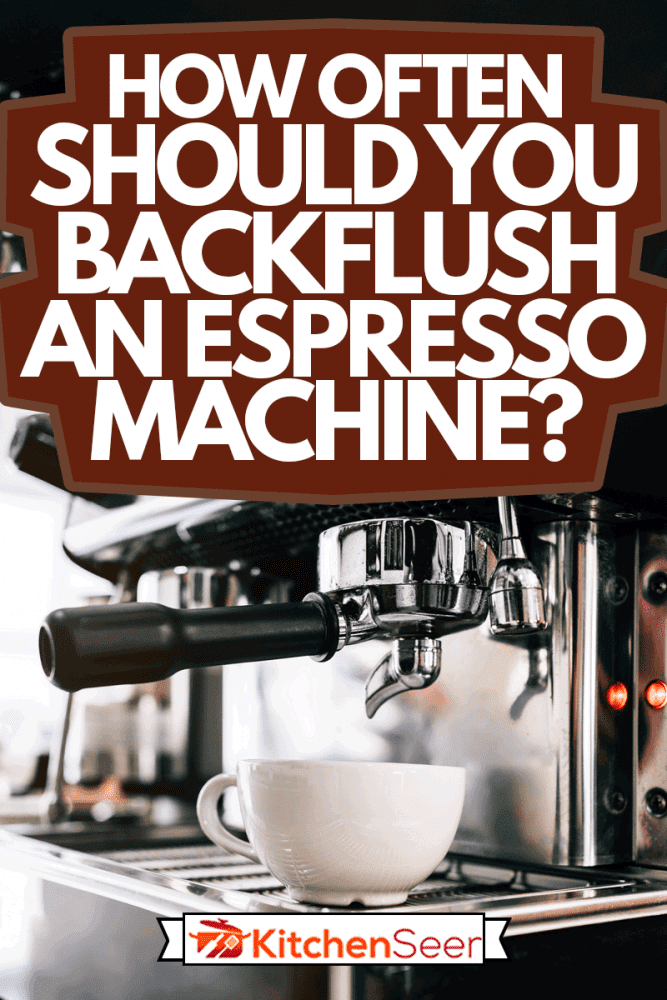 特写:咖啡师用手把金属过滤器插入咖啡机，等待把热黑咖啡倒进杯子里，多长时间倒冲一次浓缩咖啡机?