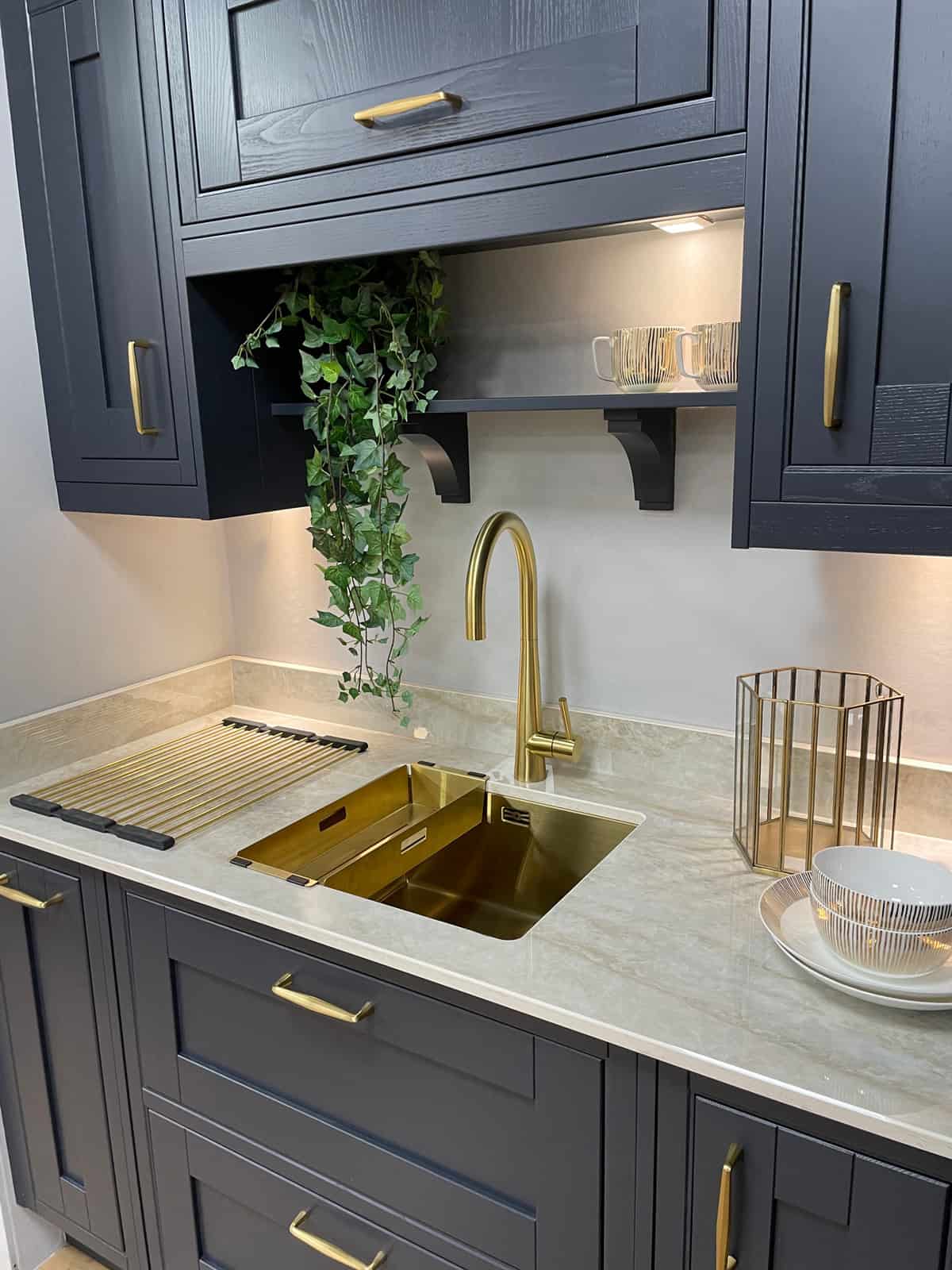 现代厨房的形象与海军蓝，木纹效果bd手机下载的墙壁和地板橱柜