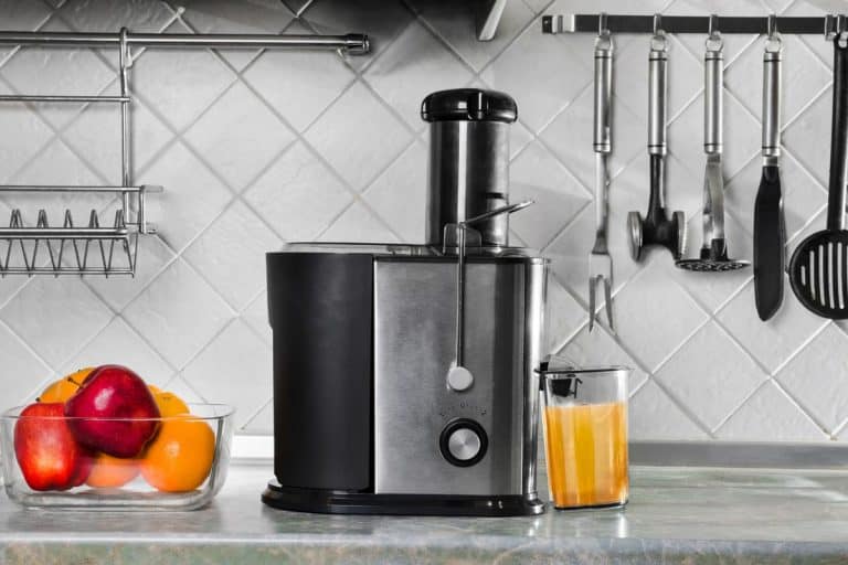 榨汁机,水果和蔬菜在厨房的桌子,如何使用一跨入榨汁机bd手机下载