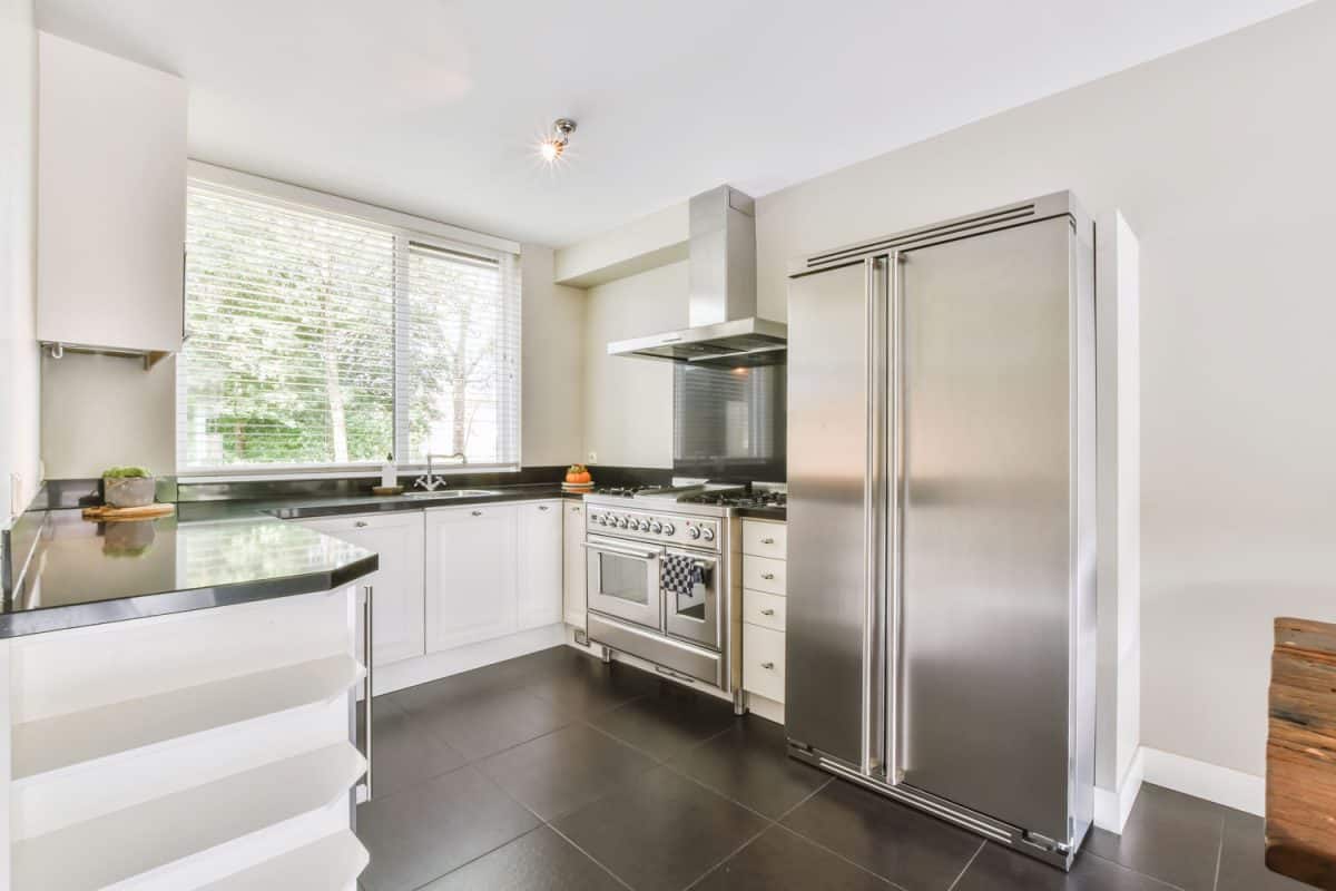 豪华和现代风格的厨房，白色橱柜和一个巨大的双门冰箱bd手机下载