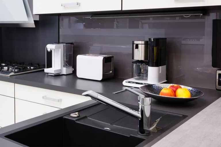 现代豪华的黑色和白色的厨房,厨房水槽应该匹配电器吗?bd手机下载