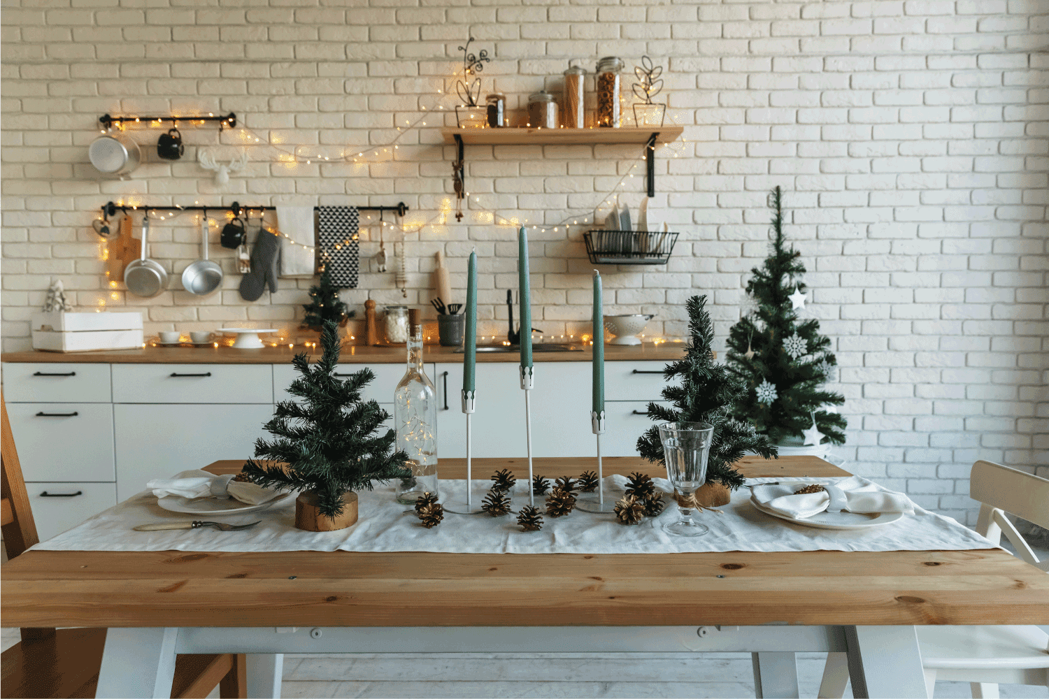 新年和圣诞节。圣诞装饰的节日厨bd手机下载房。蜡烛，云杉树枝，木架，桌子