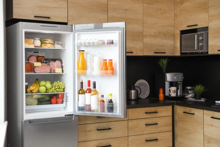在厨房里打开装满产品的冰箱，惠而浦冰箱需要稳定剂吗?bd手机下载
