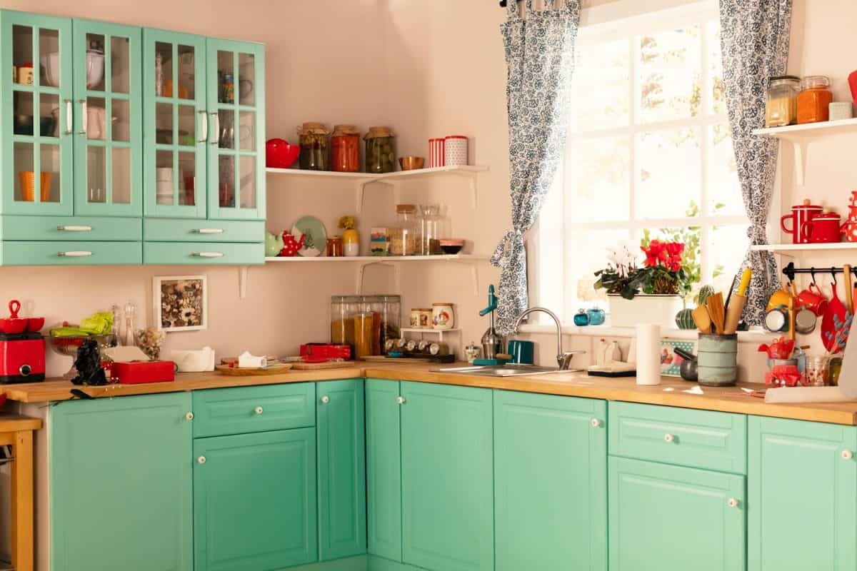 复古灵感厨房用黑色和白色窗帘的bd手机下载窗户,青色的厨柜