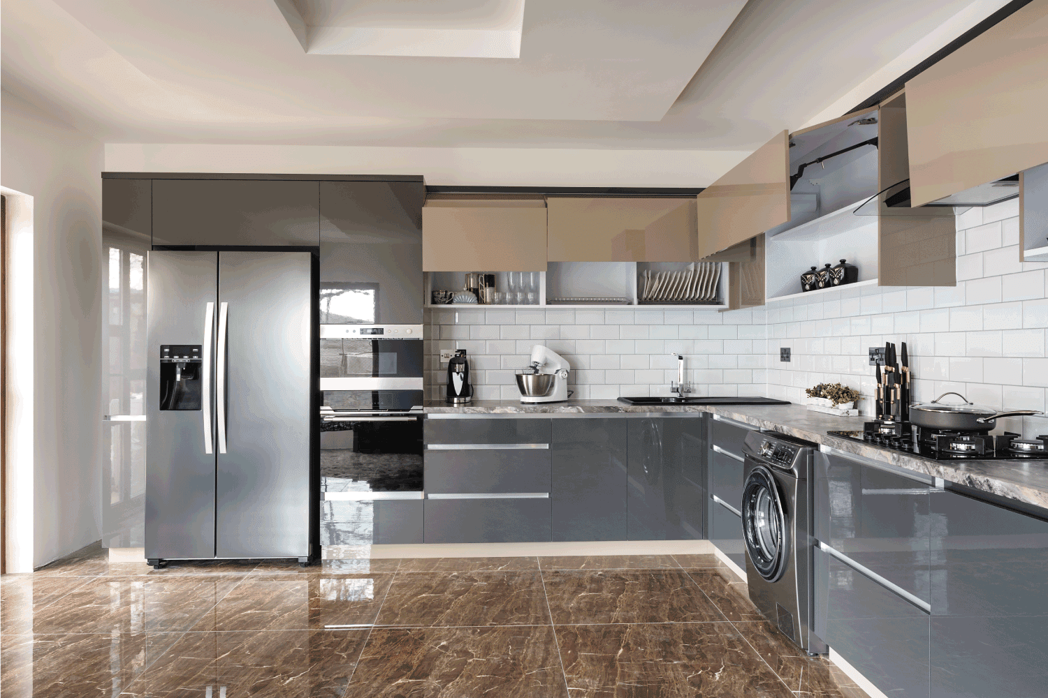 宽敞的豪华设计良好的现代灰色,米色和白色厨房大理石瓷砖地板和高端冰箱bd手机下载