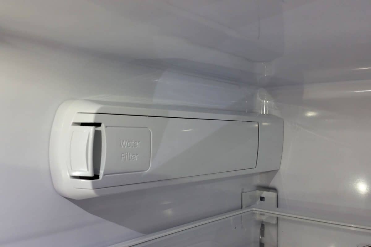 滤水器外壳在冰箱里”width=