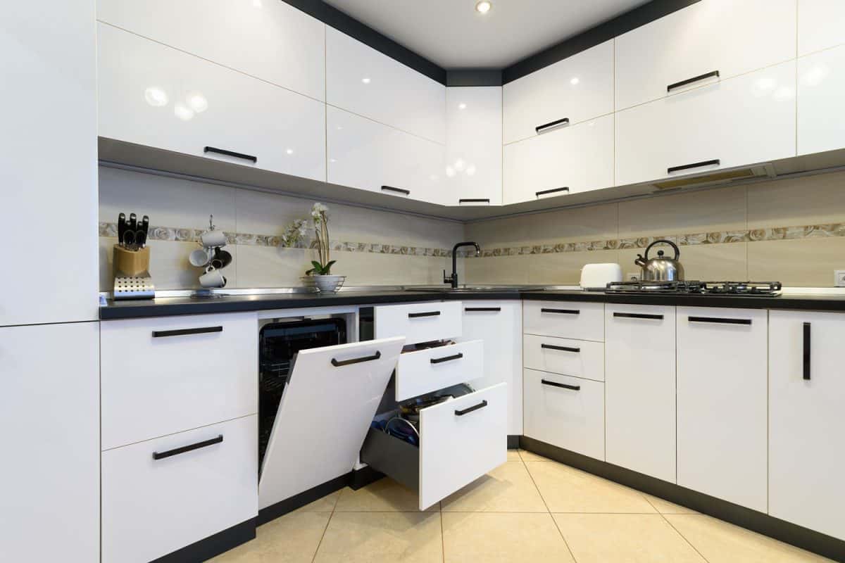 白色的橱柜和橱柜在豪华的厨房与冲洗洗碗机bd手机下载