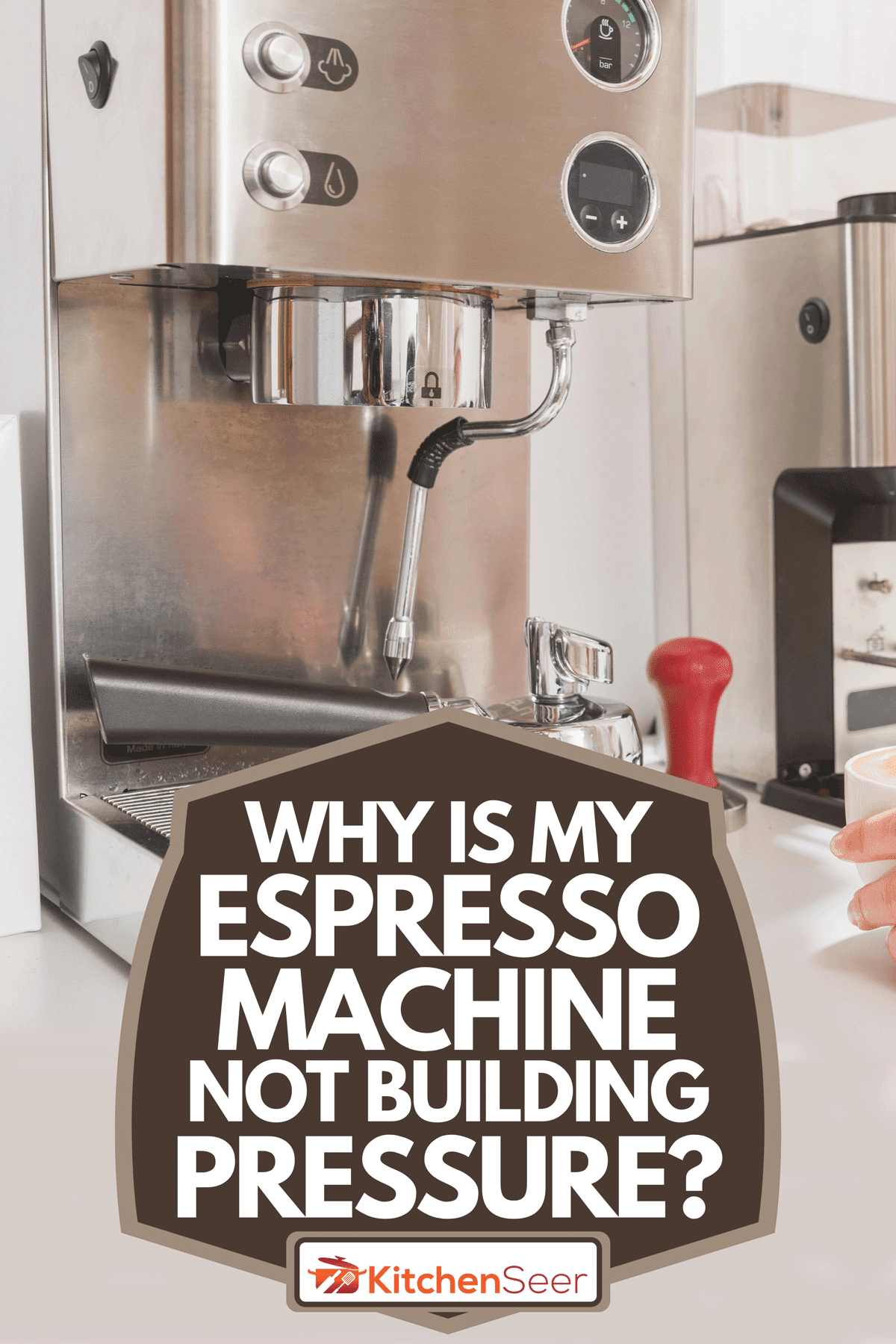 一个女人拿着一杯在咖啡机上准备好的卡布奇诺，“为什么我的咖啡机没有增加压力?”