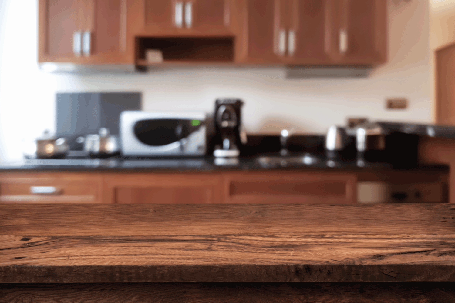 木制桌子前面的散焦现代厨房台面bd手机下载