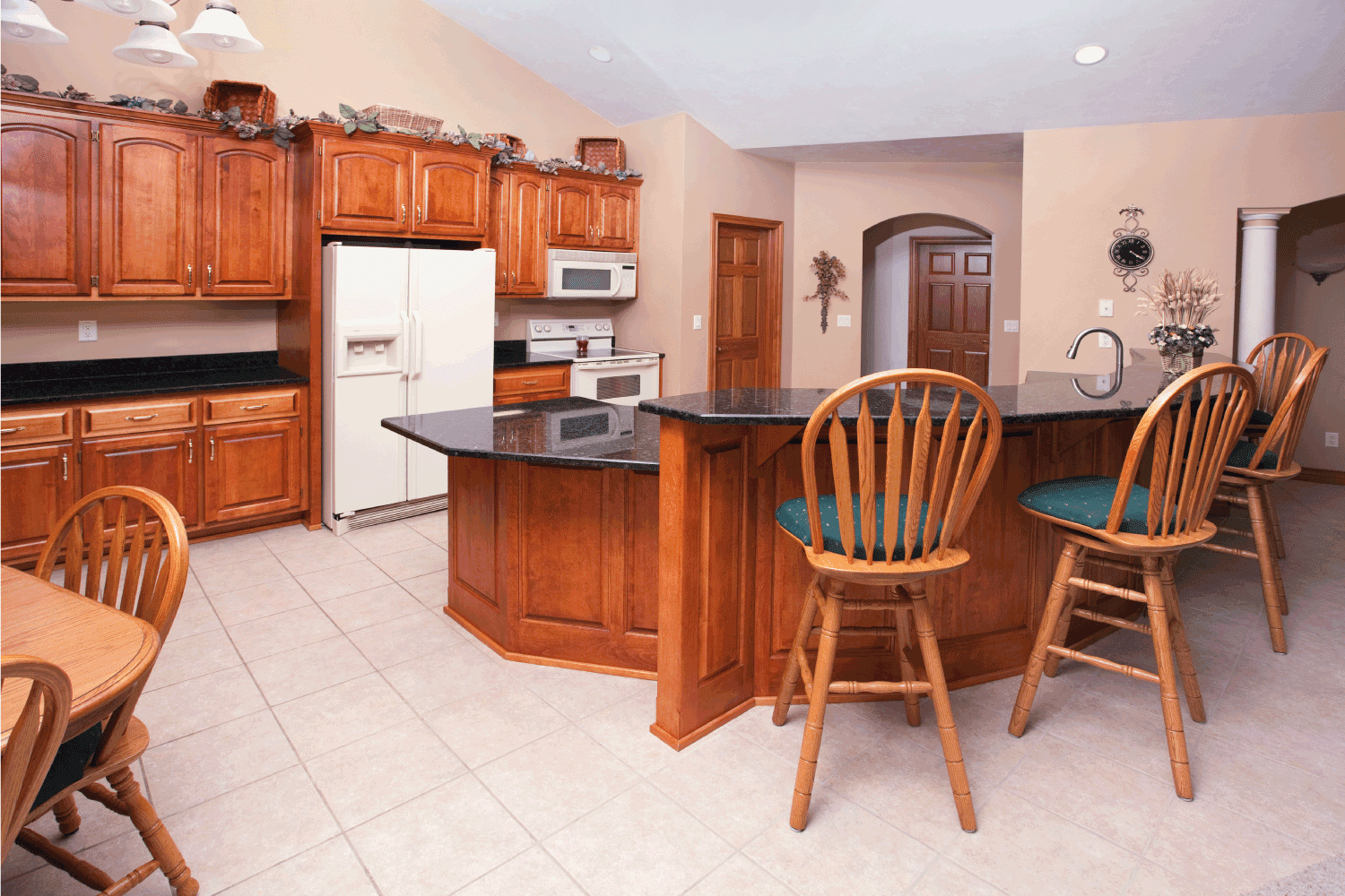 休闲用餐厨房有一个花岗岩半圆bd手机下载形柜台和足够的开放空间，供家庭用餐