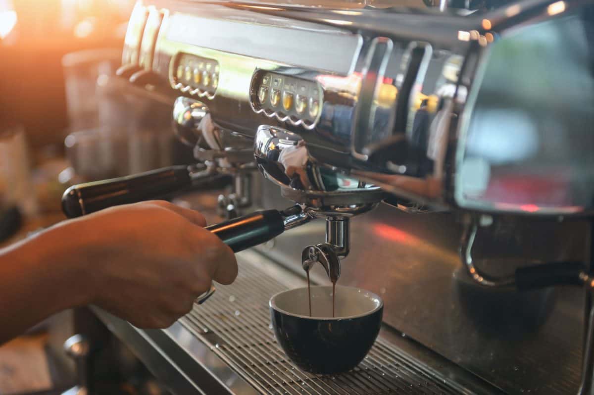 咖啡机，蒸汽咖啡机，咖啡师在咖啡馆准备咖啡