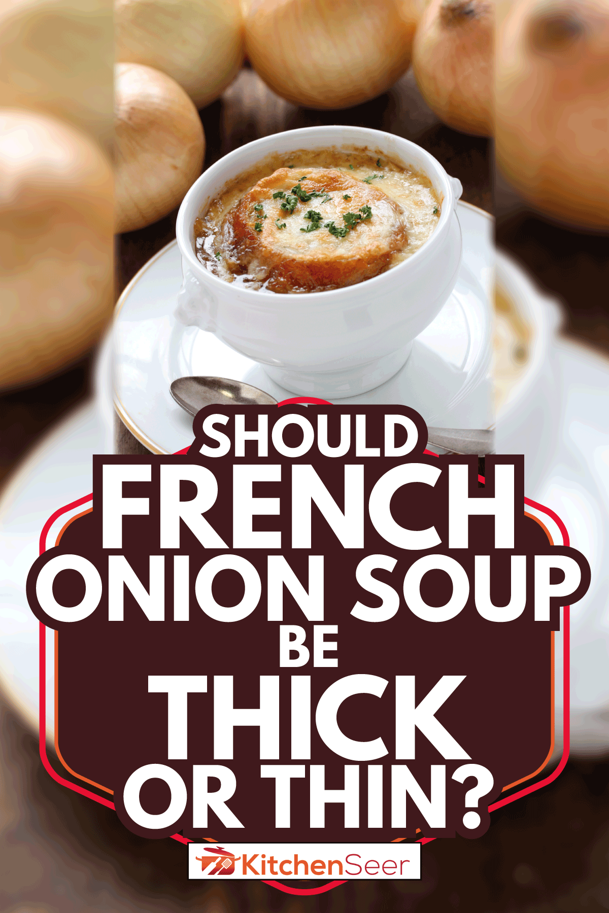 法式洋葱汤盛在白色的碗里，勺子放在碟子上，洋葱在背景里。法式洋葱汤应该浓还是稀