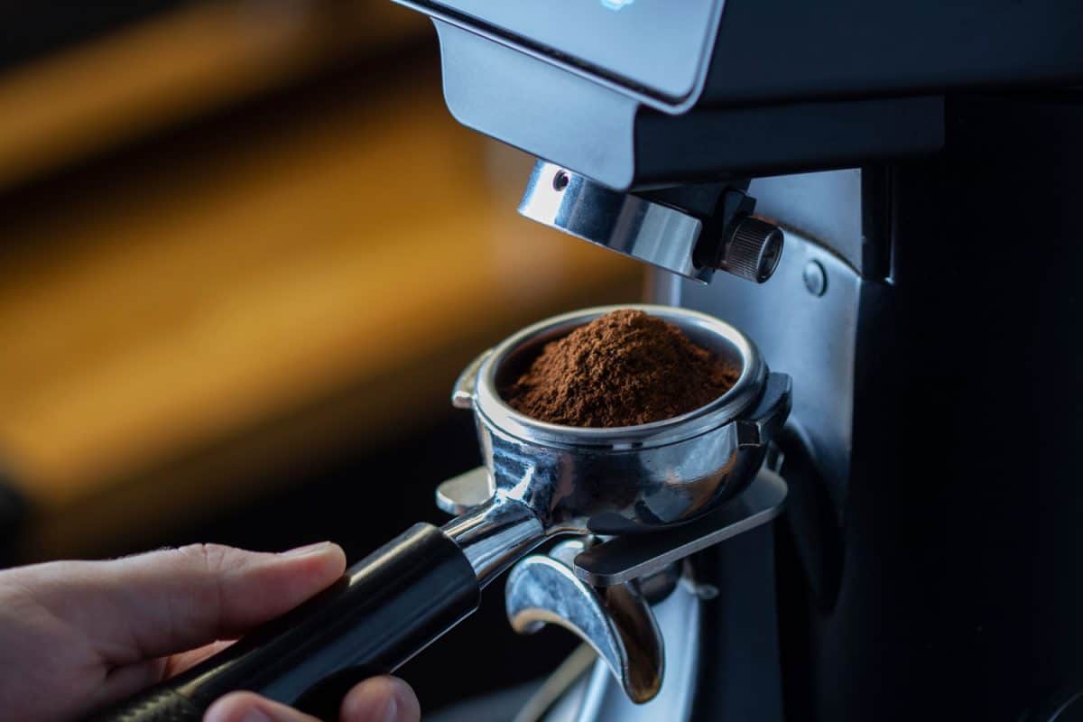 咖啡研磨机研磨咖啡涌入portafilter