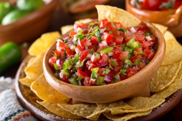 一碗Pico de Gallo，配上玉米片和柑橘，Pico de Gallo配什么西红柿?
