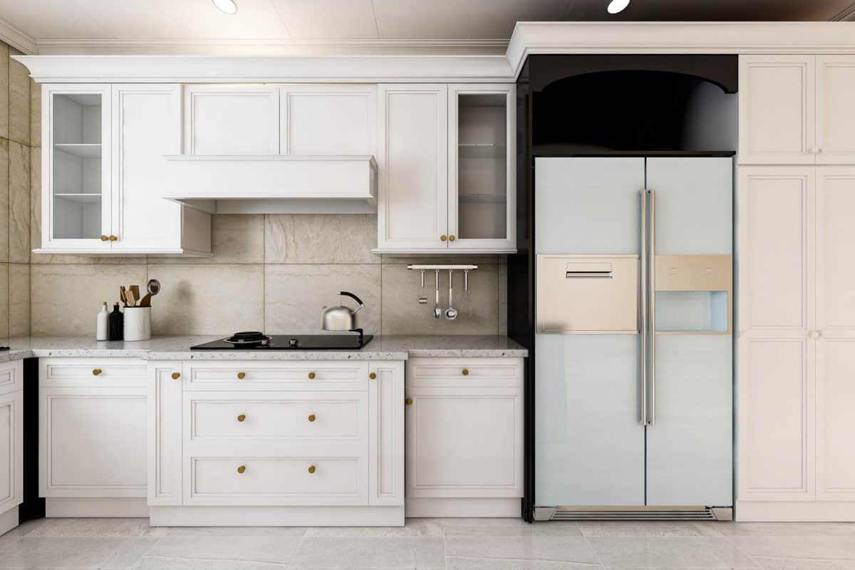 一个豪华的经典设计的现代厨房，白色的橱柜和橱柜和一个巨大的冰箱bd手机下载