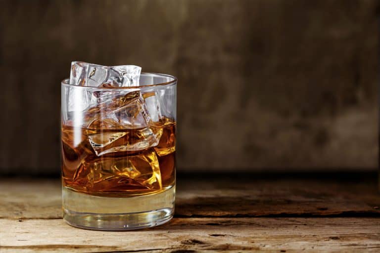 一个岩石玻璃杯中,威士忌和冰在桌上,11个类型的酒杯你应该知道