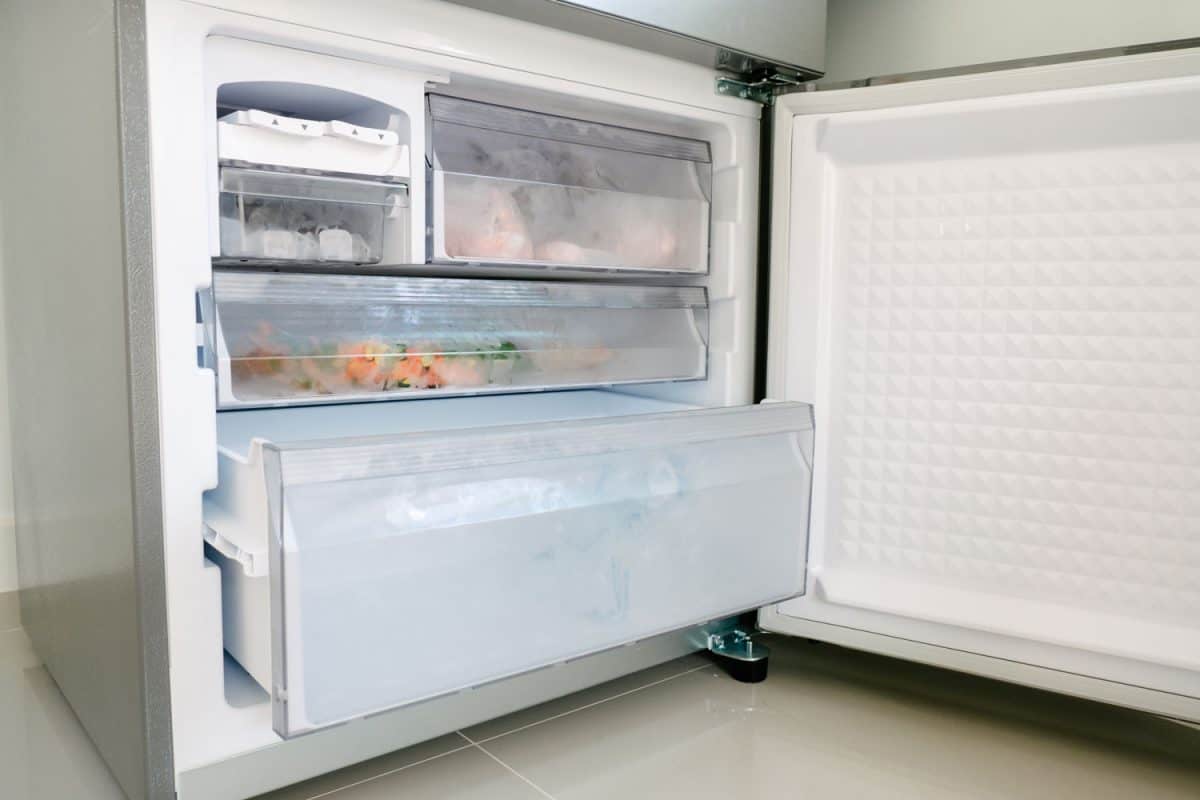 打开冷却器的小冰箱,冰箱