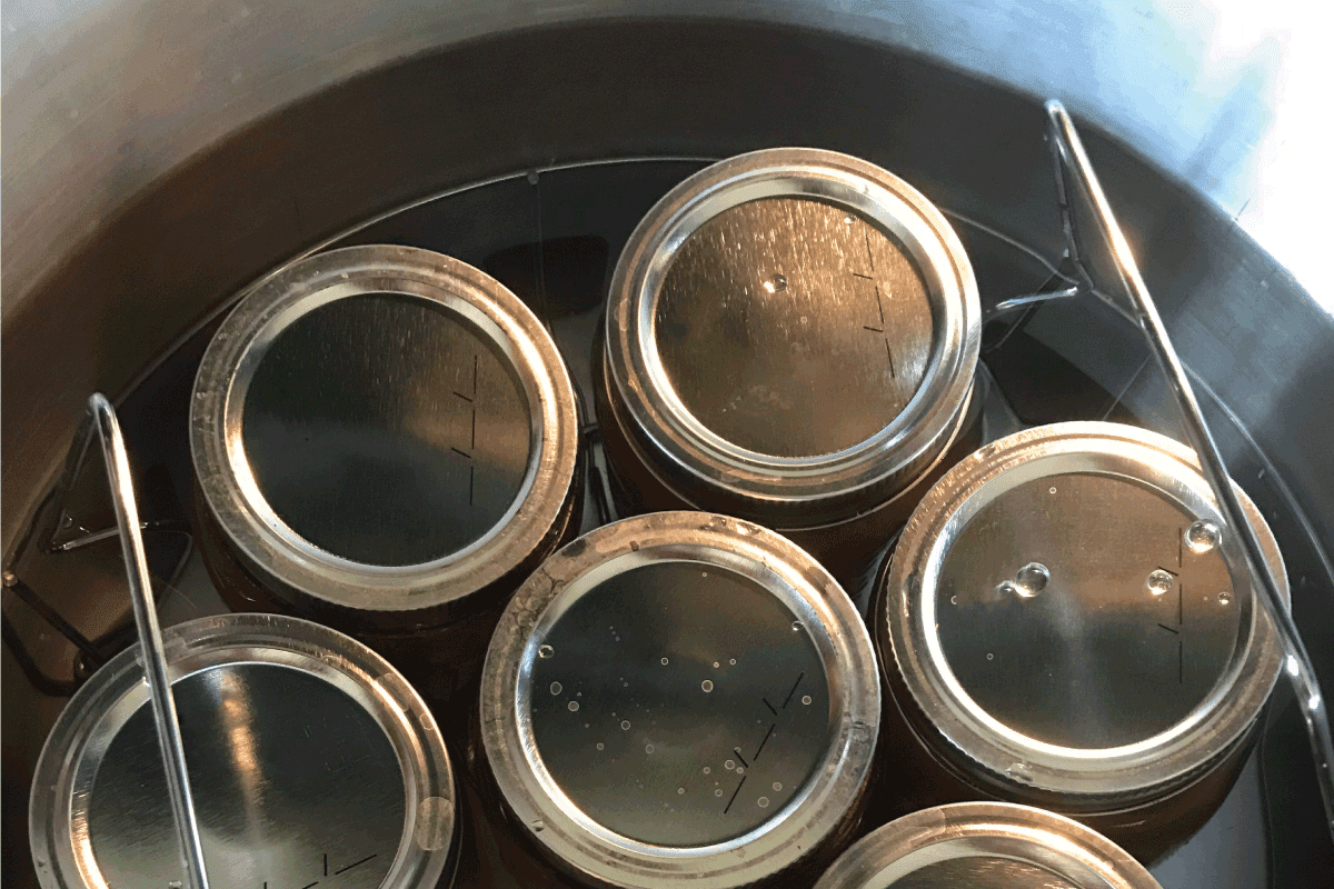 不锈钢压力锅水浴罐头瓶。你能用高压锅做罐头吗