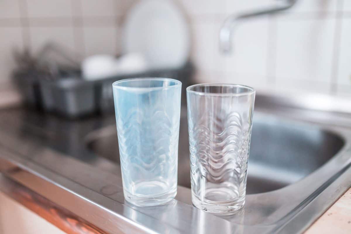厨房水槽上的脏杯子和干净杯子。bd手机下载