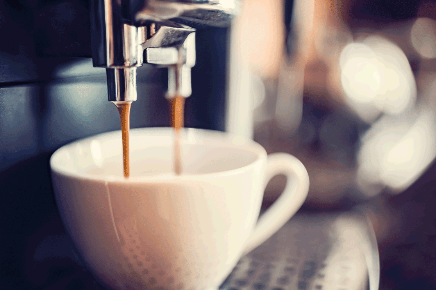 浓缩咖啡机正在制作新鲜的咖啡