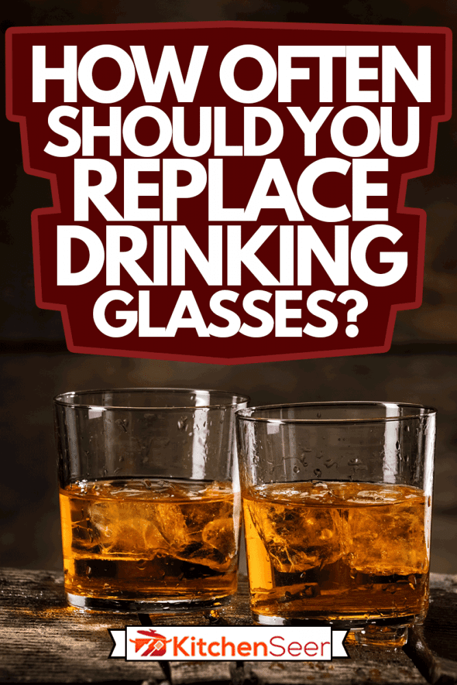 两杯威士忌加冰块，木制背景，你应该多久换一次酒杯?
