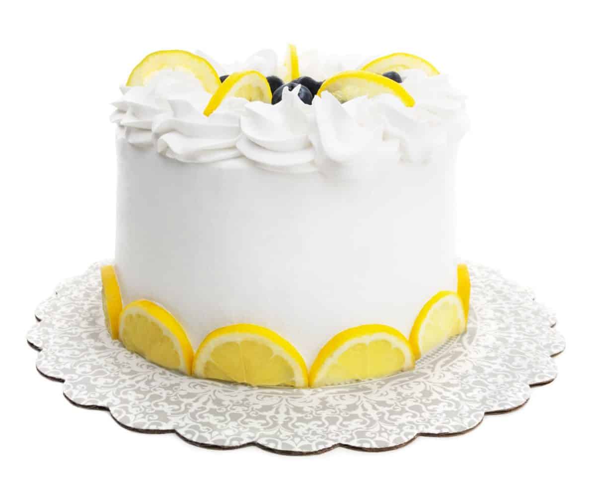 白色背景蓝莓柠檬蛋糕。