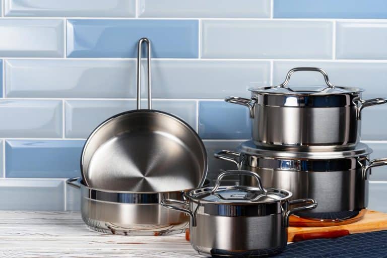 在厨房柜台上设置铝炊具,跨入盘子和锅可以放进烤箱吗?bd手机下载[公司。盖子)