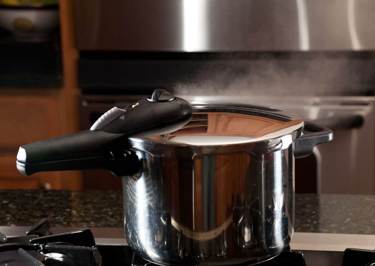 蒸汽从压力锅的盖子逃逸，反映现代厨房bd手机下载