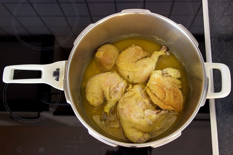 传统希腊食品炖的鸡肉洋葱和柠檬汁,高压锅煮在家准备吃,在高压锅煮鸡多久?