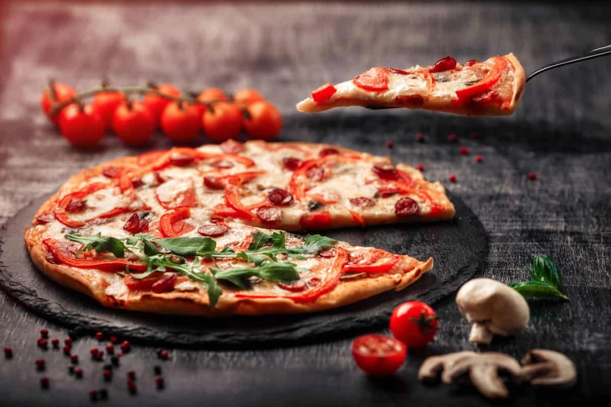 美味的意大利辣香肠披萨，比萨石可以放进洗碗机吗?