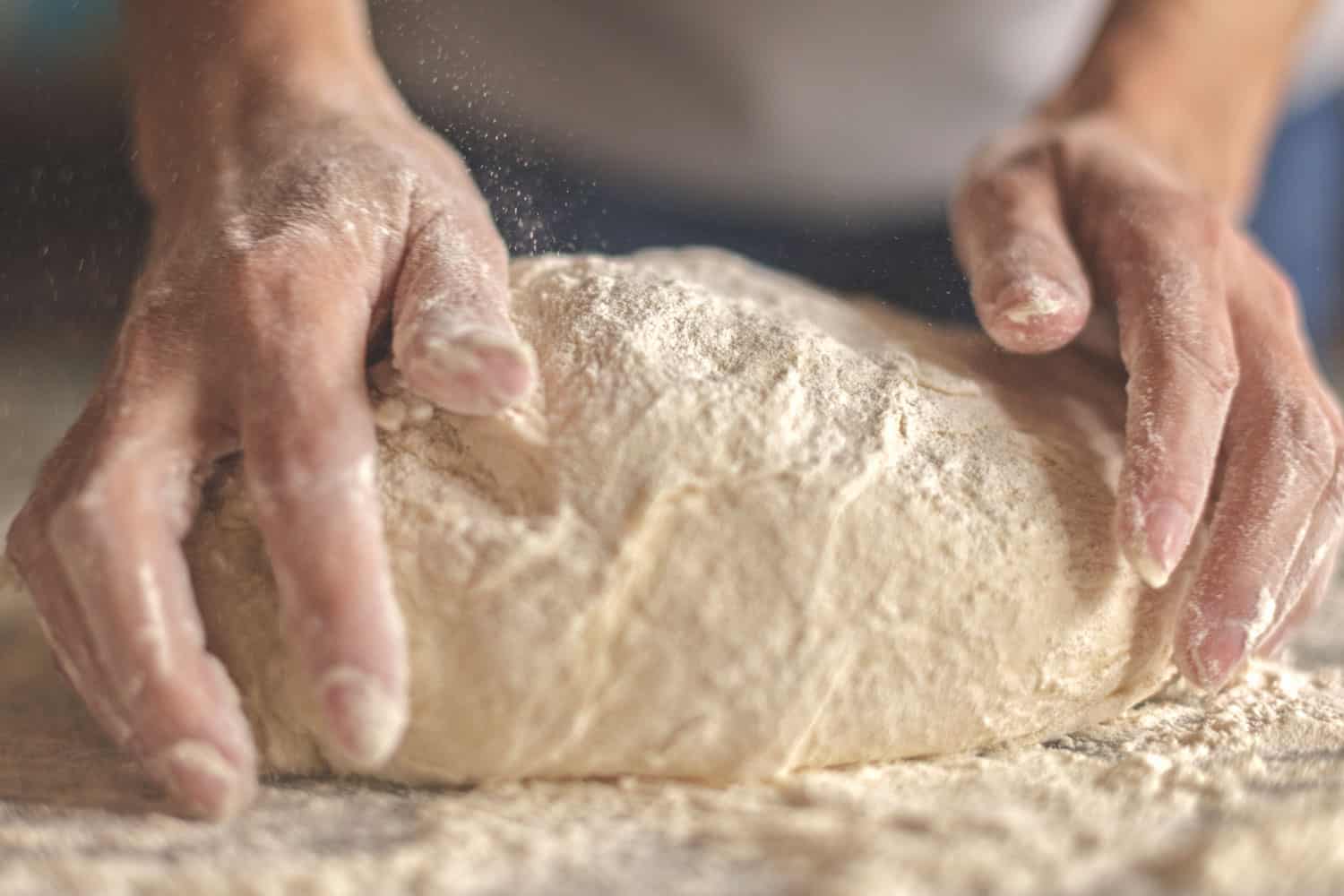 面包师正在为他的面包制作酵母