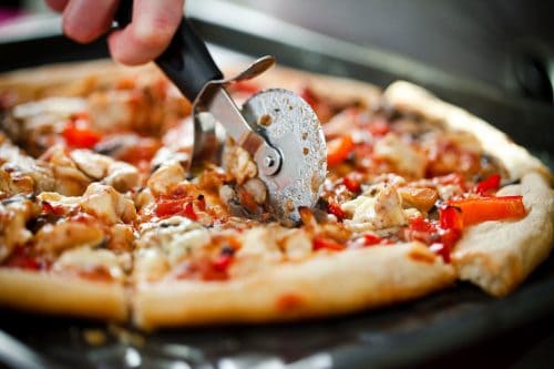 阅读更多关于文章“披萨在切开前应该冷却多长时间?”