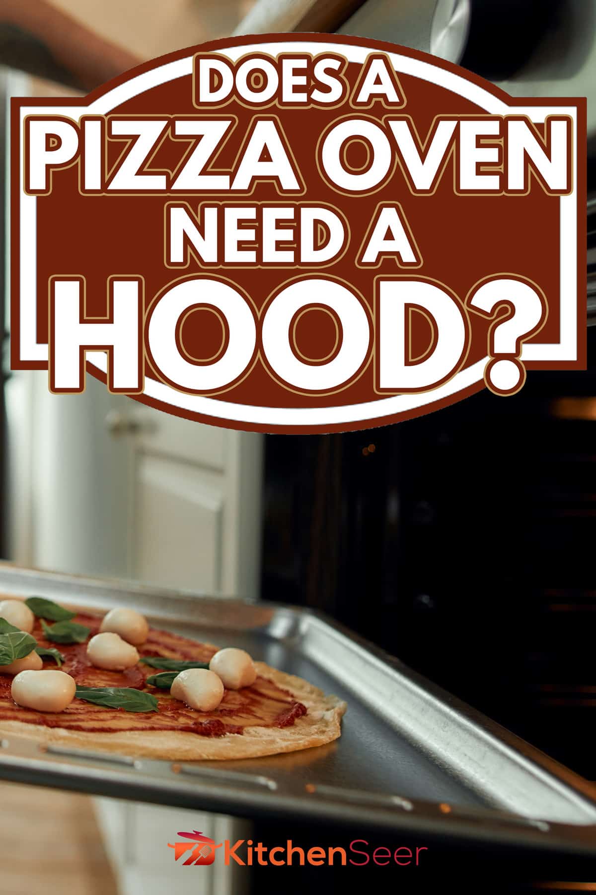 一个男人的短镜头，专业厨师在家里做披萨。披萨烤箱需要罩吗?