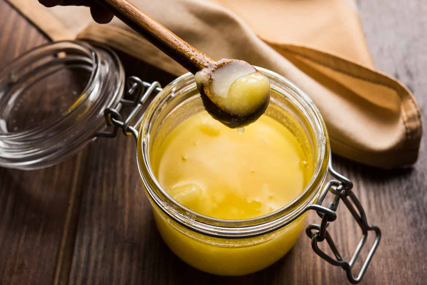德西纯酥油或澄清黄油，玻璃或铜容器与勺子，选择性重点