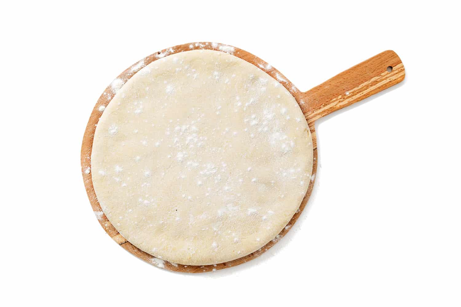 新鲜的生面团，用于披萨或面包烘烤，放在白色背景的木砧板上