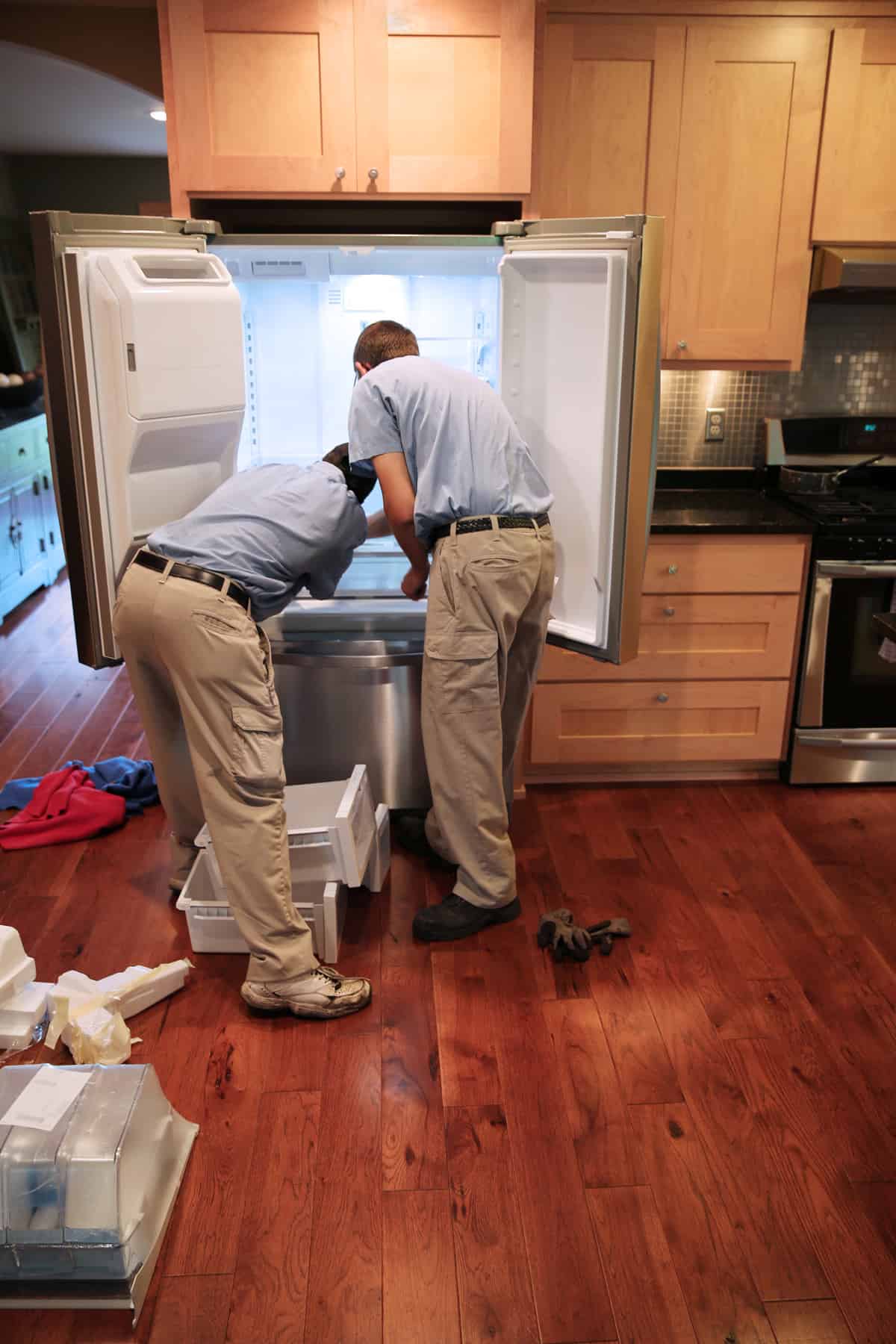 在豪华厨房安装新冰箱。bd手机下载打开和空。