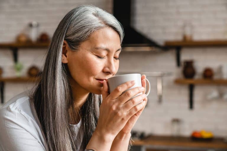 好看的白种人的成熟的女人喝热咖啡,老年人最好的水杯是什么?