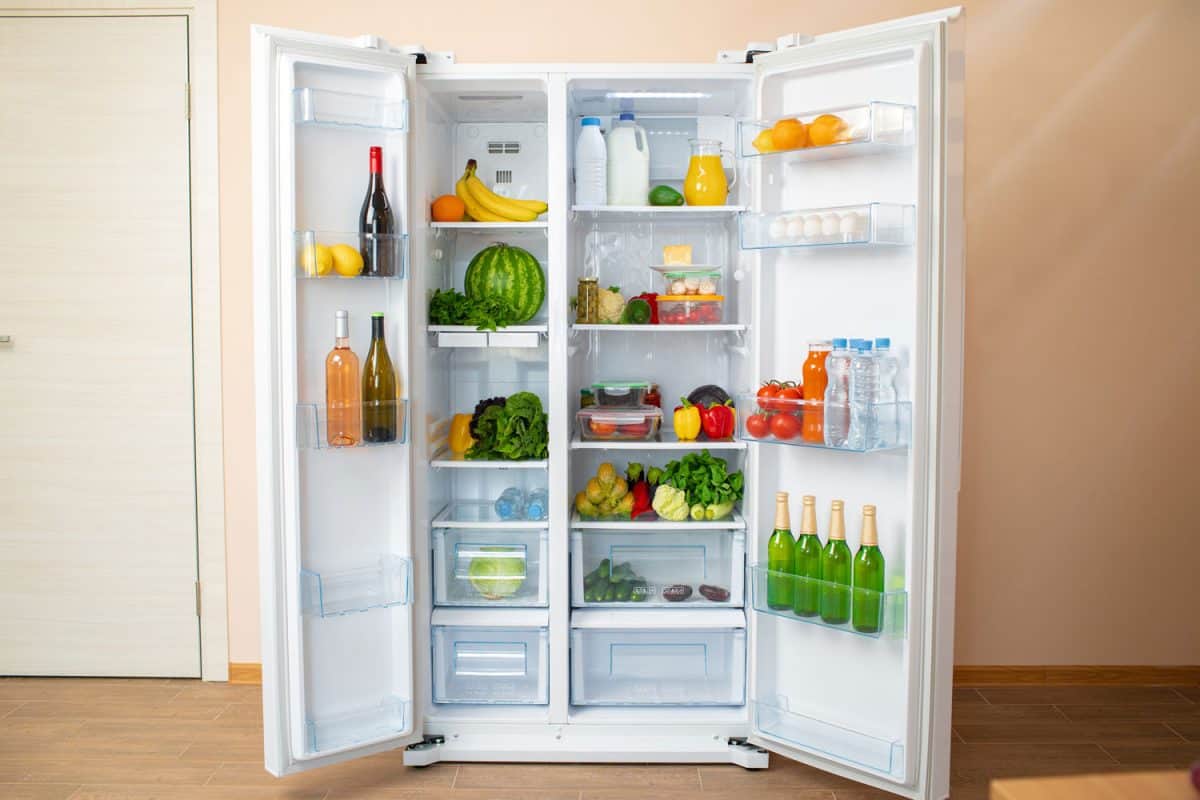 打开冰箱，放满新鲜水果、蔬菜和饮料