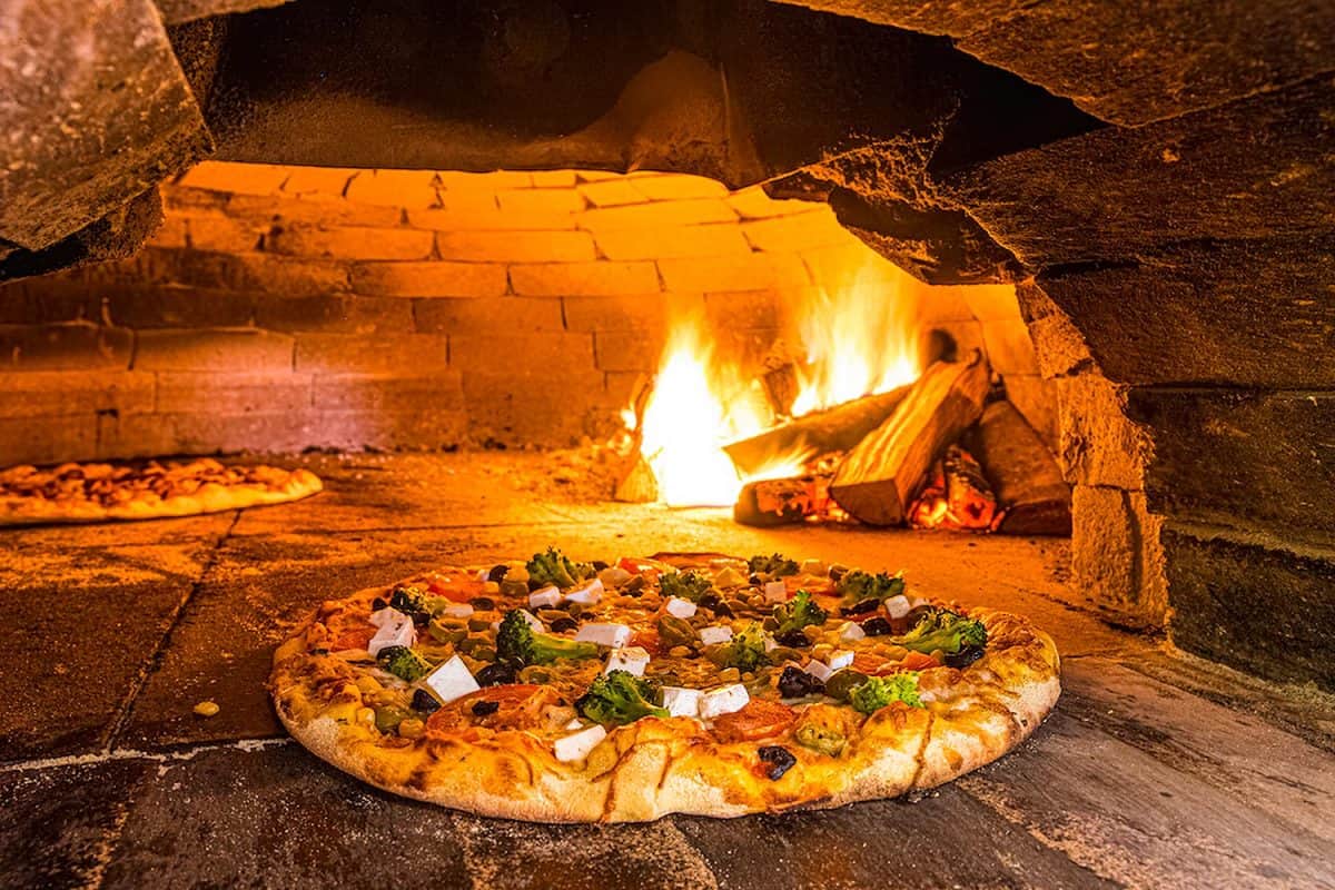 披萨烤在一个乡村木质砖炉