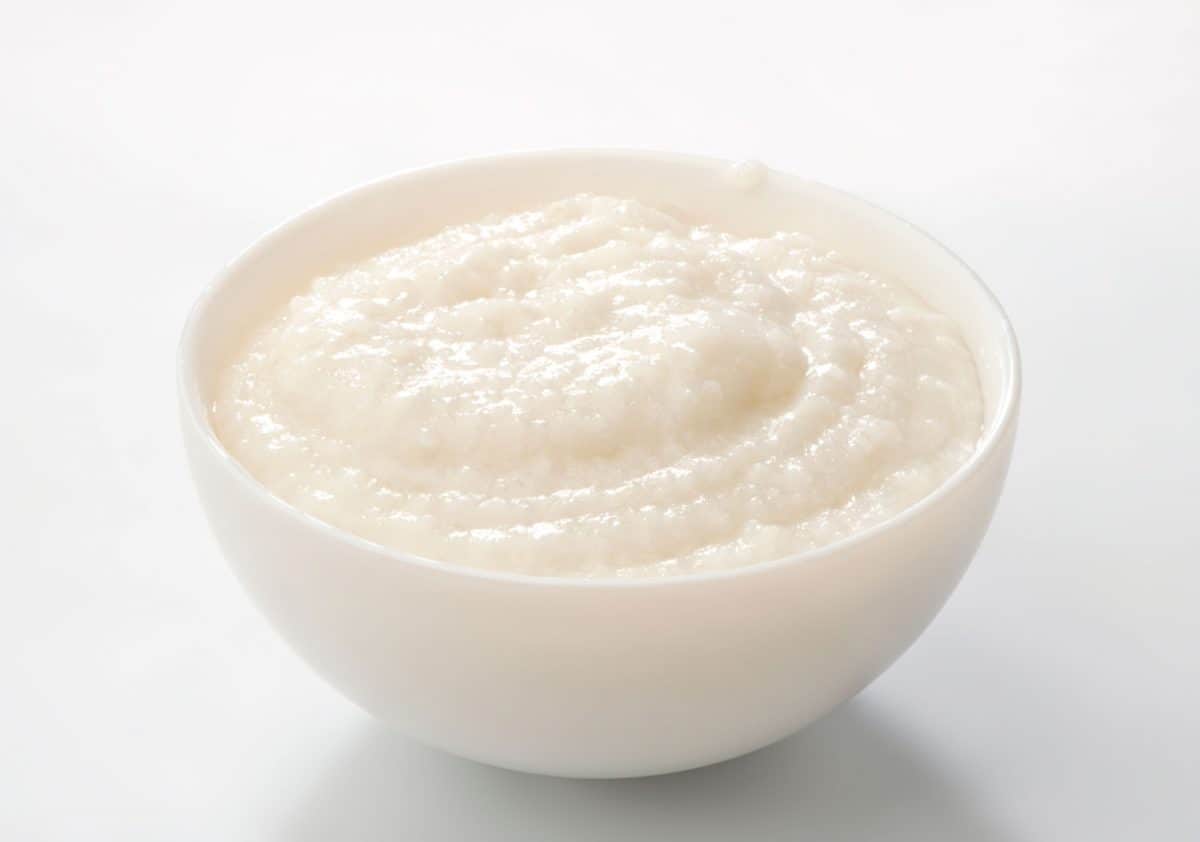 米粥在白色的碗