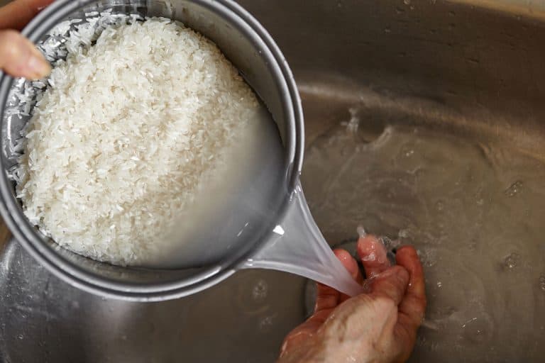 洗净锅的米饭在烹饪之前,你应该清洗大米在使用电饭煲吗?