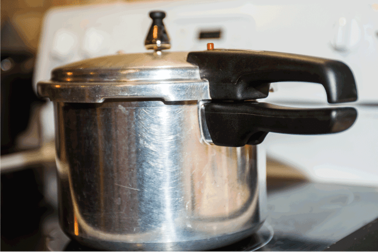 简单的压力锅高压下烹饪食物。如何在一个高压锅煮鸡蛋或即时锅吗