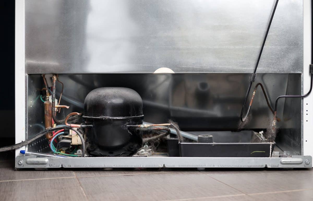 冰箱背面的压缩机冷凝器，腐蚀的铜管和电线。
